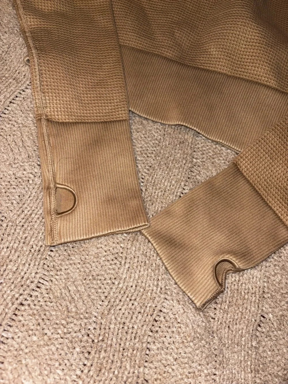 Aerie Tan Thick Waffle Knit Cropped Henley Long Sleeve Thumbhole Top Size Small - Picture 5 of 7